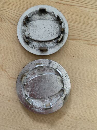 2 X Land Rover 63mm  wheel centre cap.  RRJ500030XXX in poor condition. see pics