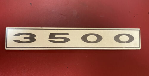 ROVER P6 WING AND BOOT 3500 BADGE OE 370118