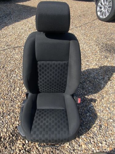 Bargain VGC Freelander2 Drivers Front Seat Chequered Cloth 06-14 Manual Controls