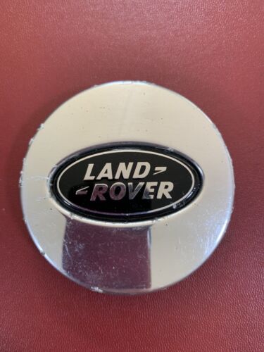 1X USED LAND ROVER BLACK AND CHROME ALLOY WHEEL CENTRE CAP 62-63MM AH321A096A